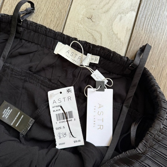 ASTR The Label Pleated Tiered Convertible Camisole | Size: Small | NWT - Picture 4 of 8